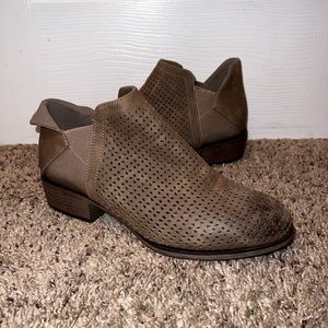 Women’s Pierre Dumas size 10, brown,boutique, distressed ankle boots